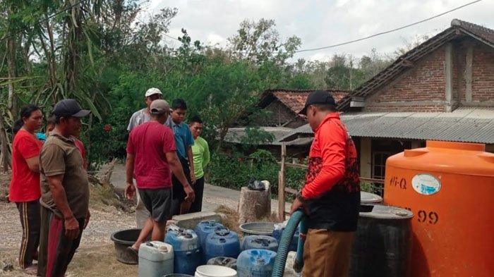 Petugas BPBD Tulungagung menyalurkan air bersih di Desa Demuk, Kecamatan Pucanglaban, Tulungagung, 2024.