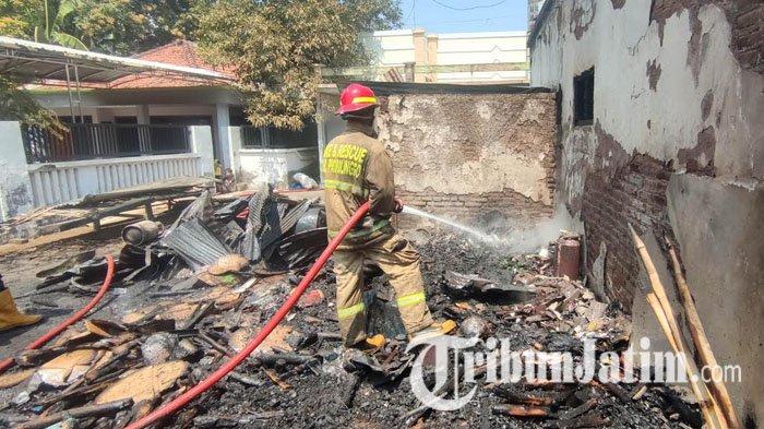 Petugas Damkar Kabupaten Probolinggo tengah melakukan proses pembasahan gudang dan ruang dapur warga di Dusun Krajan, Desa Sebaung, Kecamatan Gending, Kabupaten Probolinggo, yang terbakar, Sabtu (19/8/2023).