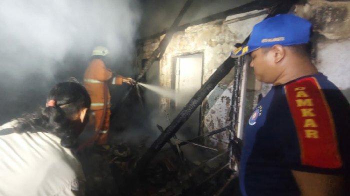 Petugas Damkar memadamkan api yang membakar rumah warga di Kelurahan Mentikan, Kecamatan Prajurit Kulon, Kota Mojokerto.