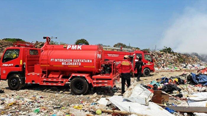 Petugas Damkar berupaya memadamkan api yang membakar tumpukan sampah di lahan TPA Randegan, Kelurahan Kedundung, Kecamatan Magersari, Kota Mojokerto, Minggu (10/9/2023).