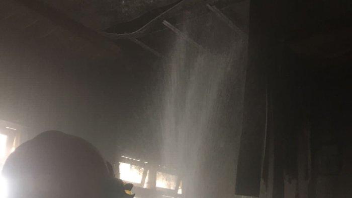 Petugas Damkar memadamkan api dan ruangan Kadis PU SDA yang gosong terbakar, Kamis (25/1/2024)