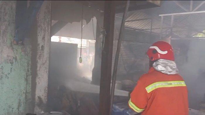 3 WARUNG TERBAKAR - Petugas Damkarla Gresik berjibaku memadamkan api di warung yang ada di Jalan Raya Manyar No.5 Desa Manyar Rejo, Kecamatan Manyar, Kabupaten Gresik, Sabtu (8/2/2025) siang. Ada tiga warung ludes terbakar, kerugian ditaksir puluhan juta rupiah.
