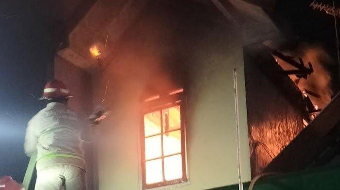 Petugas PMK Kota Malang saat memadamkan kebakaran lantai dua rumah yang terjadi di JJalan Lesti Kelurahan Bunulrejo Kecamatan Blimbing Kota Malang, Kamis (25/7/2024) malam.
