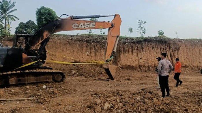 Petugas Polsek Gading saat mengecek excavator yang terbakar di Galian C Dusun Krajan, Desa Wangkal, Kecamatan Gading, Kabupaten Probolinggo yang terbakar