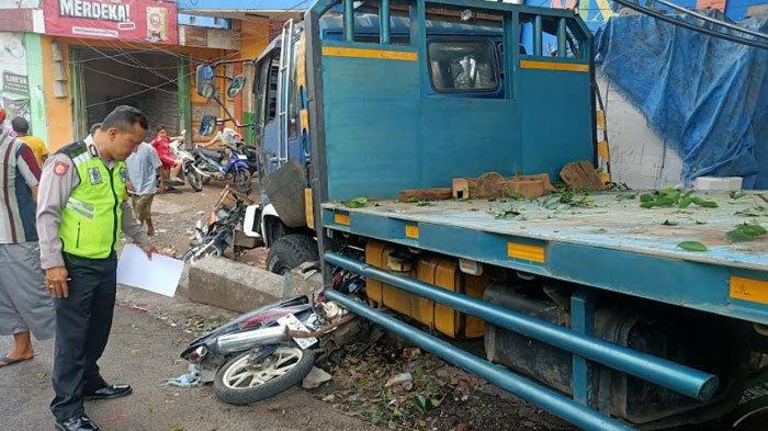 Petugas Unit Gakkum Satlantas Polres Malang saat melakukan olah TKP laka lantas yang terjadi di Jalan Raya Semanding Desa Sumbersekar Kecamatan Dau Kabupaten Malang, Selasa (10/12/2024).