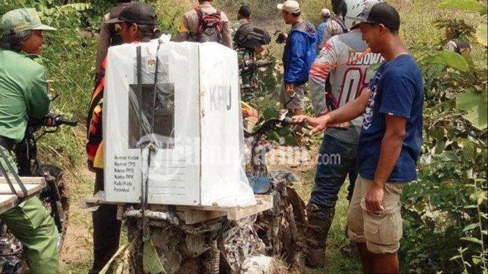 Ilustrasi - Petugas berjuang distribusikan logistik Pemilu 2019 ke daerah terpencil, Dusun Nampu, Klitih, dan Rapahombo, Kecamatan Plandaan, Jombang