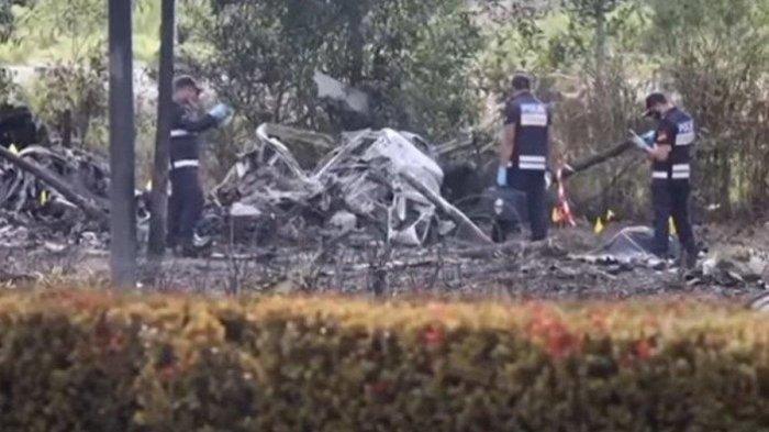 Petugas berwenang Malaysia melakukan penyidikan di lokasi jatuhnya pesawat Jet Pribadi berjenis Beechcraft Model 390 (Premier 1) saat mencoba mendarat di jalan raya di daerah Selangor, Malaysia, Kamis (17/8/2023).