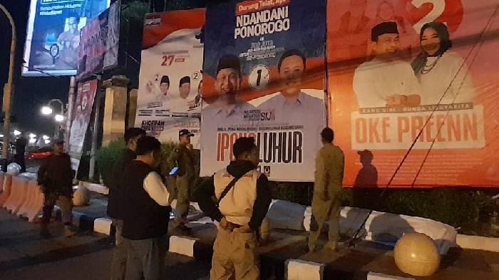Petugas gabungan di Ponorogo melakukan pencopotan APK Pilkada saat masa tenang