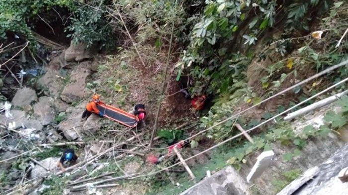 Petugas gabungan saat melakukan evakuasi korban jatuh ke jurang yang terjadi di Kampung Reco, Jalan Bandulan Gang 8 Kecamatan Sukun Kota Malang, Rabu (20/9/2023) siang.