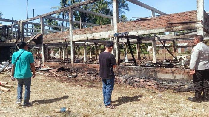 Petugas kepolisian melakukan penyelidikan terkait kebakaran kandang ayam di Desa Sumberejo, Kecamatan Gedangan, Kabupaten Malang, Jumat (12/7/2024).