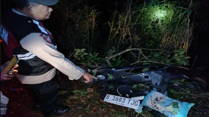 Petugas kepolisian mengevakuasi korban kecelakaan di kawasan hutan Taman Nasional Bromo Tengger Semeru (TNBTS) tepatnya di Coban Trisula Desa Ngadas, Kecamatan Poncokusumo, Kabupaten Malang, Senin (13/5/2024). 