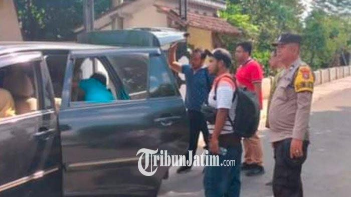 Petugas membawa Nur Hisham, warga negara Malaysia ke Kantor Imigrasi Blitar.