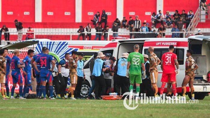 Petugas medis memberikan pertolongan kepada pemain Arema FC, Julian Guevara usai mengalami benturan keras dengan Thales Lira saat laga Arema FC vs Dewa United dalam pertandingan Liga 1 2024/2025 di Stadion Soepriadi Kota Blitar, Jawa Timur, Senin (12/8/2024). Singo Edan harus berbagi poin dengan Dewa United dengan skor akhir 0-0.