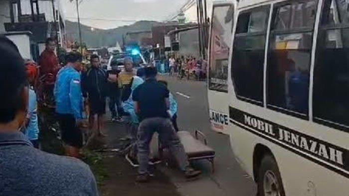 Petugas mengevakuasi jasad SU, korban tewas usai tertabrak mobil Toyota Agya di Jalan Desa Wajak Lor, Kecamatan Boyolangu, Tulungagung, Minggu (11/2/2024).