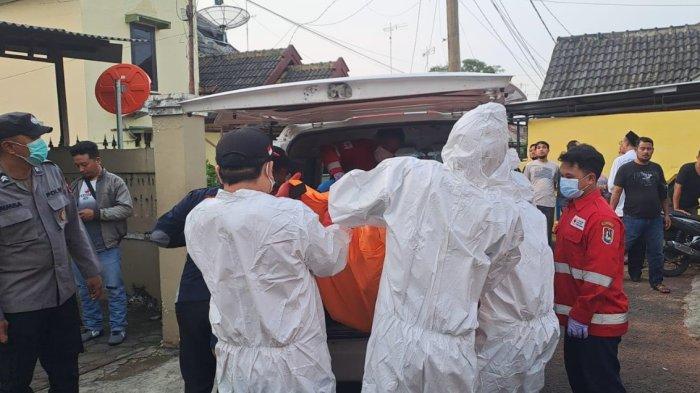 TEWAS - Petugas tengah mengevakuasi jenazah Shofiyyul Fu’ad (46) warga Kelurahan Kingking, Kecamatan/Kabupaten Tuban ditemukan meninggal dunia di dalam rumahnya, yang berada di Perumahan Tuban Permai, Kelurahan Gedongombo, Kecamatan Semanding, Kabupaten Tuban, Selasa (15/4/2025). 