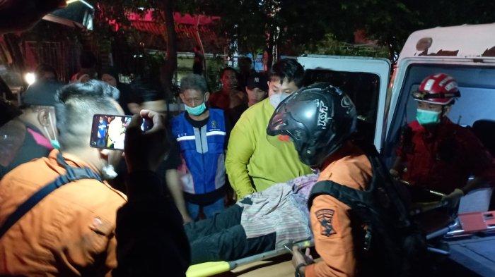 Petugas mengevakuasi korban pada kecelakaan maut di Jalan Greges, Minggu (8/7/2023).