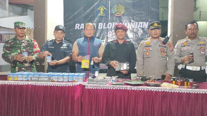Petugas menunjukkan barang hasil razia di blok hunian warga binaan Lapas Kelas IIB Blitar, Kamis (7/11/2024) malam.