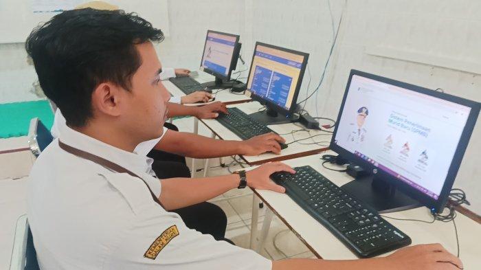 POSKO SPMB - Petugas menunjukkan laman Seleksi Penerimaan Murid Baru (SPMB) SMP Negeri di Surabaya. Sesuai jadwal, setelah SPMB SMP Negeri selesai pada Sabtu (5/7/2025), para Calon Murid Baru (CMB) dapat mendaftar ke jenjang sekolah swasta.
