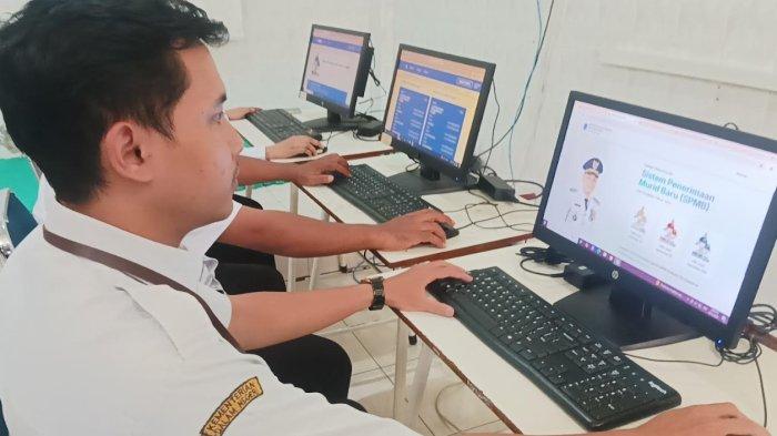 POSKO SPMB - Petugas menunjukkan laman pendaftaran SPMB SMP Surabaya tahun 2025. Melalui daring, proses SPMB akan diikuti 30 ribu calon pendaftar yang akan memperebutkan 18 ribu kursi SMP negeri.