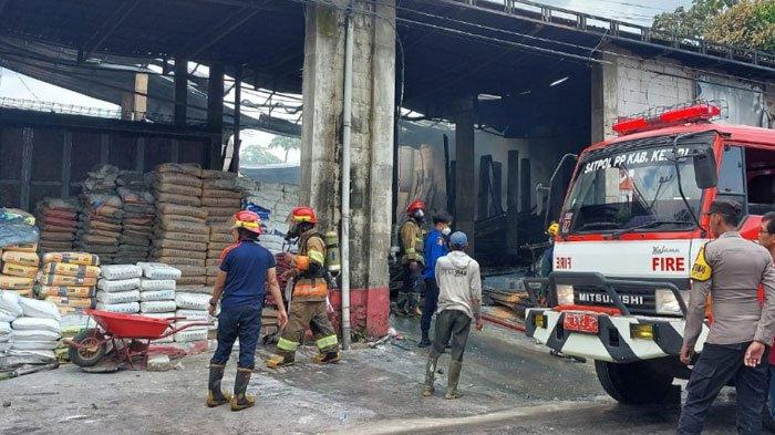 KEBAKARAN - Petugas saat memadamkan api di toko bangunan Desa/Kecamatan Kepung Kabupaten Kediri, Selasa (13/5/2025). Berdasarkan informasi awal yang dihimpun di lapangan, kebakaran diduga dipicu saat proses pengisian tiner dari drum ke botol-botol kecil. Diduga ada percikan api yang berasal dari puntung rokok sehingga menyulut cairan mudah terbakar tersebut.