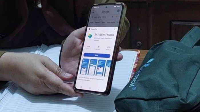 CEK KESEHATAN GRATIS - Petugas puskesmas menunjukkan aplikasi satu sehat mobile. Masyarakat bisa cek kesehatan gratis saat ulang tahun.