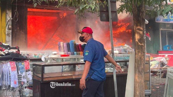 Petugas saat berusaha memadamkan api yang membara di Pasar Krian