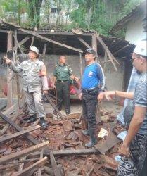 Petugas saat melihat.kondosi rumah warga yang ambruk di Situbondo, Selasa (24/12/2024).