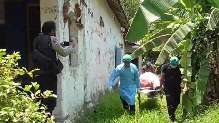 Petugas saat mengevakuasi jenazah kakek yang ditemukan meninggal dunia di samping rumahnya