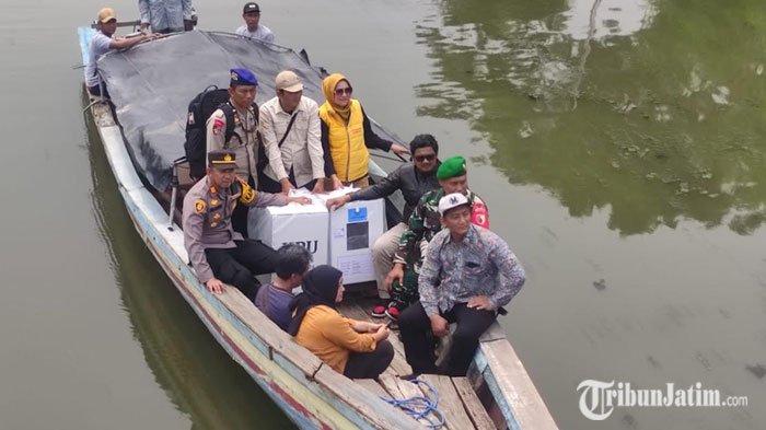 Petugas saat mengirim logistik Pilkada 2024 pakai perahu menuju daerah terpencil di Sidoarjo