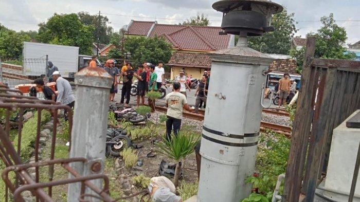 TABRAKAN - Petugas tiba di Jalur Perlintasan Langsung Kereta Api di wilayah Desa/ Kecamatan Barat, Kabupaten Magetan, melakukan penanganan lebih lanjut tabrakan antara kereta api dengan pengendara sepeda motor Senin siang (19/5/2025).