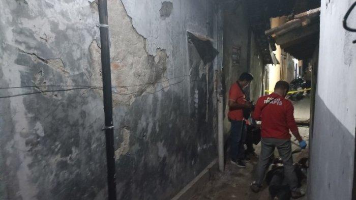 Pihak kepolisian saat mengevakuasi DD, yang diduga menjadi korban pembunuhan oleh kakaknya sendiri di kawasan Balowerti Kota Kediri, Minggu (29/9/2024)