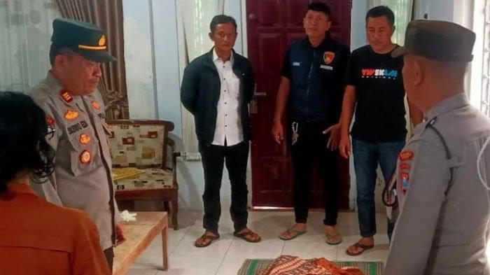 Pihak kepolisian saat olah TKP di Dusun Singgahan, Desa Pelem, Kecamatan Pare, Senin (16/12/2024). 