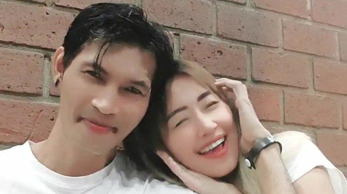Pinkan Mambo dan Arya Khan tak menunda untuk punya anak walau pernikahan mereka belum mendapat restu dari sang putri, Michelle Ashley. Arya juga memilih tak banyak komentar dan menyerahkan masalah itu pada Pinkan.