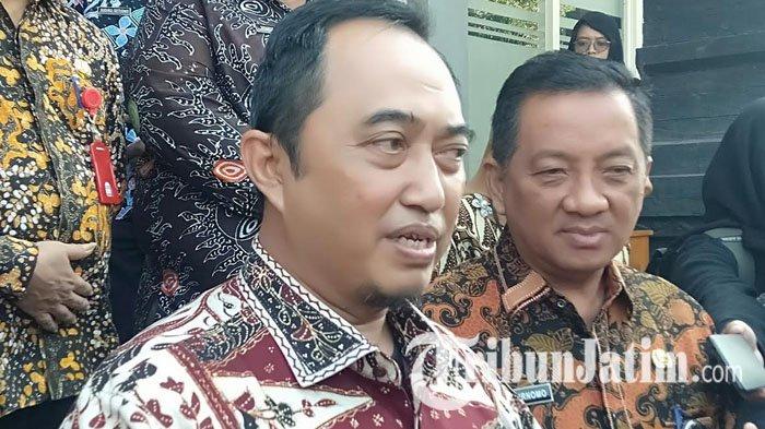Pj Bupati Jombang, Teguh Narutomo, usai memimpin apel pergantian kepala Disdikbud Jombang sementara, yang digelar tertutup di Kantor Disdikbud Jombang pada Jumat (23/8/2024). 