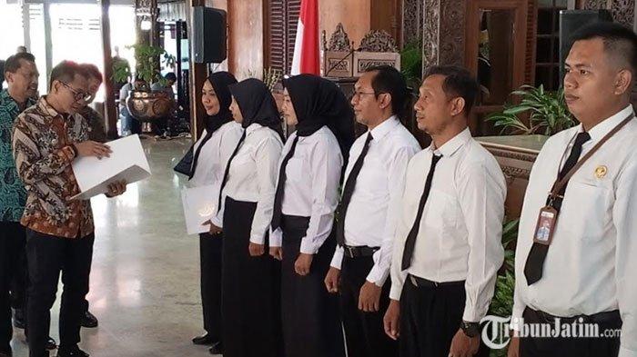 Pj Bupati Tulungagung, Heru Suseno menyerahkan SK pengangkatan PPPK pada April 2024