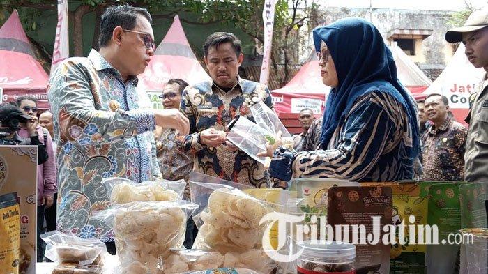 Pj Gubernur Jatim, Adhy Karyono saat meninjau stan di Kawasan Kuliner Halal Tulungagung, Kamis (3/10/2024).  