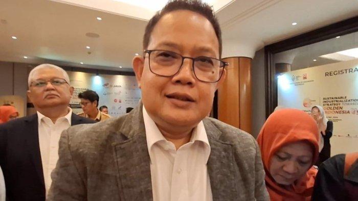 Pj Gubernur Jawa Timur Adhy Karyono saat diwawancara di Hotel Sheraton Surabaya, Senin (2/12/2024).