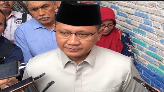 Pj Wali Kota Batu, Aries Agung Paewai datang ke rumah RKW (12) di Jalan Bromo, Gang 4 Kelurahan Sisir, Kota Batu pada Jumat (31/5/2024).