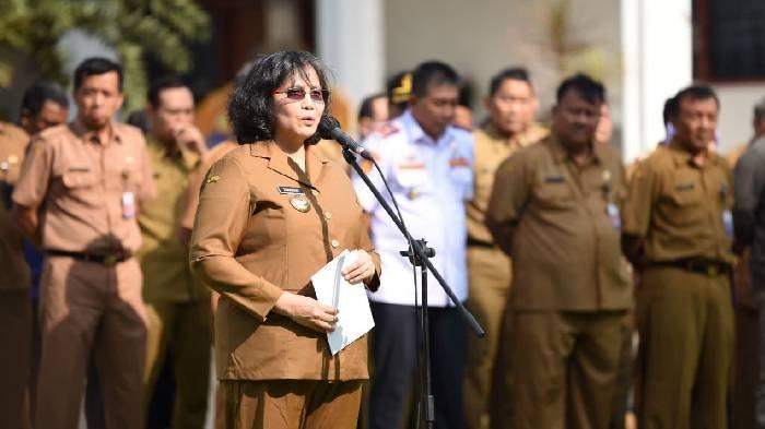 Penjabat (Pj) Wali Kota Kediri Zanariah memimpin apel pagi di halaman Balai Kota Kediri, Senin (6/11/2023).