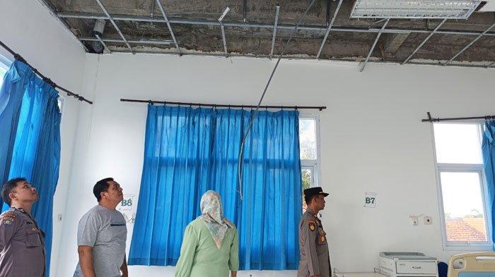 PLAFON PUSKESMAS AMBRUK - Kondisi atap Plafon Puskemas Perak, Kecamatan Perak, Kabupaten Jombang, Jawa Timur yang ambruk pada Sabtu (10/5/2025). Telan anggaran miliyaran dan belum genap 2 tahun sudah ambruk.