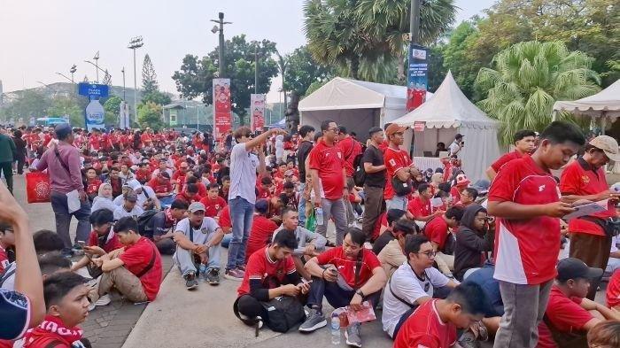 CALO TIKET - Suasana Plaza Utara Stadion Utama Gelora Bung Karno (SUGBK), Senayan, Jakarta sudah mulai dipadati suporter Timnas Indonesia yang antre masuk stadion jelang melawan Timnas Cina pada Kamis (5/6/2025). Dalam hal ini, banyak juga calo tiket yang menawarkan kepada para suporter.