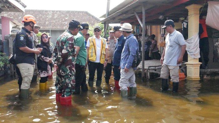Plt Bupati Sidoarjo Subandi bersama sejumlah pejabat di lingkungan Pemkab Sidoarjo saat melakukan sidak di lokasi banjir di Desa Semambung, Kecamatan Jabon, Sidoarjo