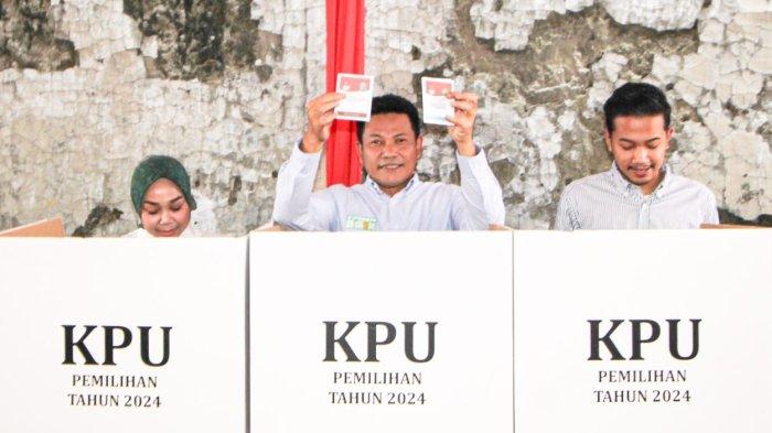 Plt Bupati Sidoarjo Subandi saat menggunakan hak pilihnya bersama istri dan anaknya 