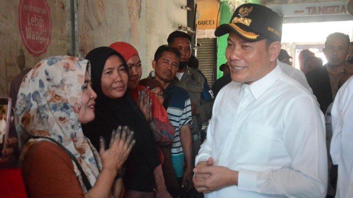 Plt Bupati Sidoarjo Subandi saat menyerahkan bantuan kepada pedagang korban kebakaran Pasar Krian.