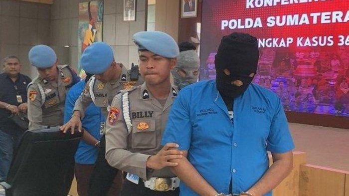 Polda Sumbar saat jumpa pers membawa tiga perampok mobil pengisi uang ATM di Kabupaten Padang Pariaman, Sumbar. Dua pelaku merupakan oknum polisi dan satu warga sipil. Ketiganya dihadirkan saat konferensi pers pengungkapan kasus di Mapolda Sumbar, Rabu (28/8/2024)