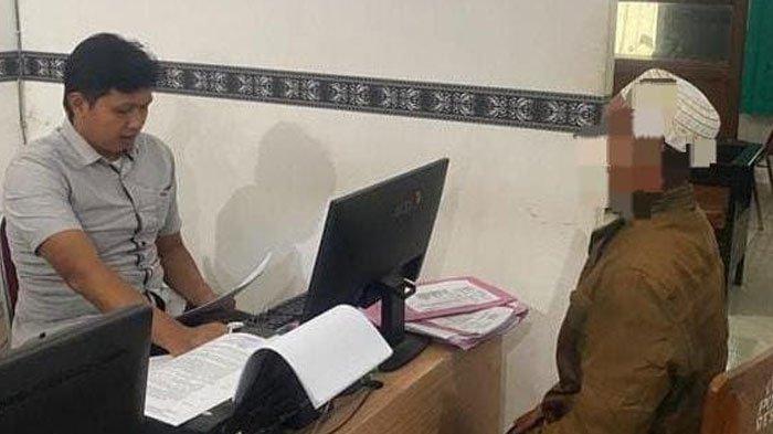 Polisi amankan MA (54), warga Kecamatan Ngronggot, Kabupaten Nganjuk, yang diduga mencabuli santriwatinya, Rabu (15/1/2025).