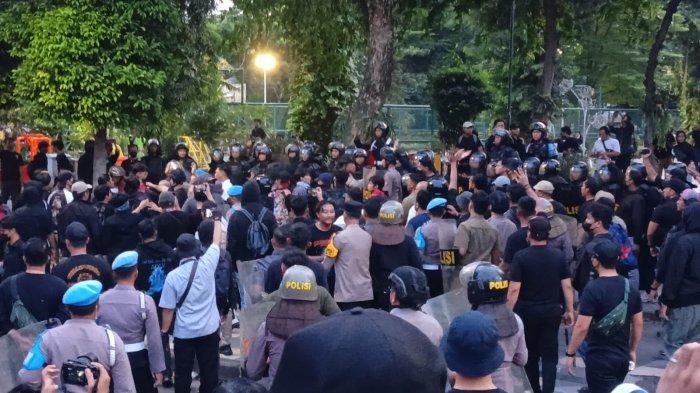 MEMANAS - Suasana demo tolak UU TNI di depan Gedung Grahadi, Senin (24/3). Polisi dan massa bersitegang di Taman Apsari terkait demo Tolak Undang-Undang TNI.