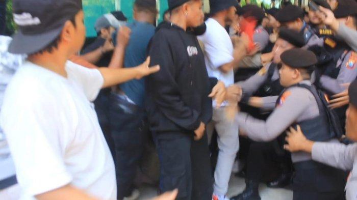 Polisi dan pengelola hotel saling terlibat aksi dorong saat Hotel Garden Palace dieksekusi juru sita, Kamis (19/12)