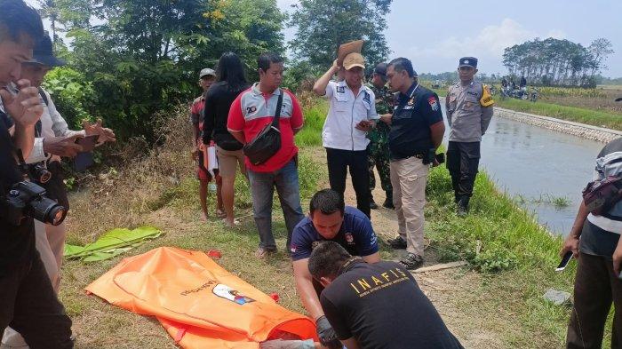 Polisi evakuasi Perempuan tewas dengan luka di leher di Desa Keting Kecamatan Jombang Jember.