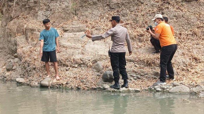 Polisi melakukan olah TKP 3 pekerja bangunan tenggelam di sungai Desa Poncol, Kecamatan Poncol, Kabupaten Magetan, Selasa (19/9/2023).
